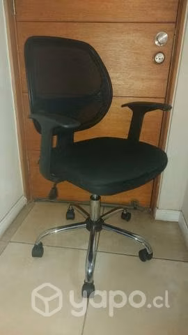 Silla Ejecutiva con apoya brazo y base metal