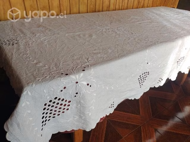 Mantel grande con bordado antiguo