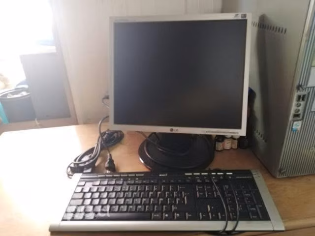 Computador de escritorio más teclado con CPU - Imagen 6
