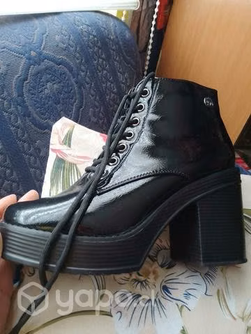 Botines nuevos una postura