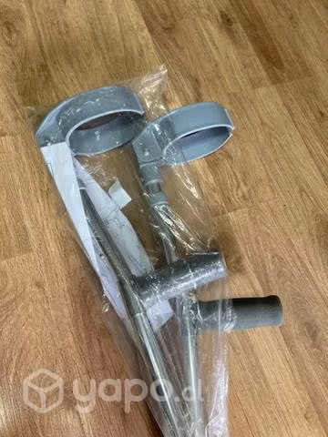 Bota y bastones ortopédicos
