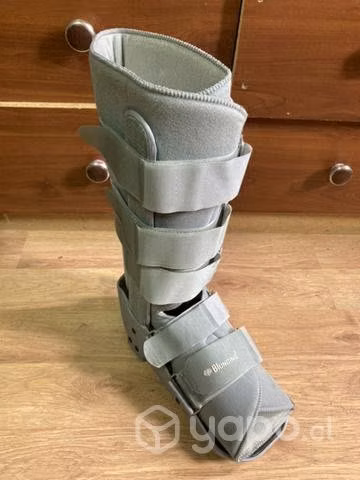Bota y bastones ortopédicos