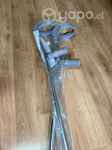 Bota y bastones ortopédicos