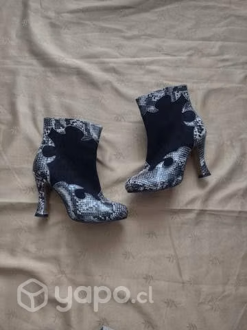 Botin con aplicaciones animal print