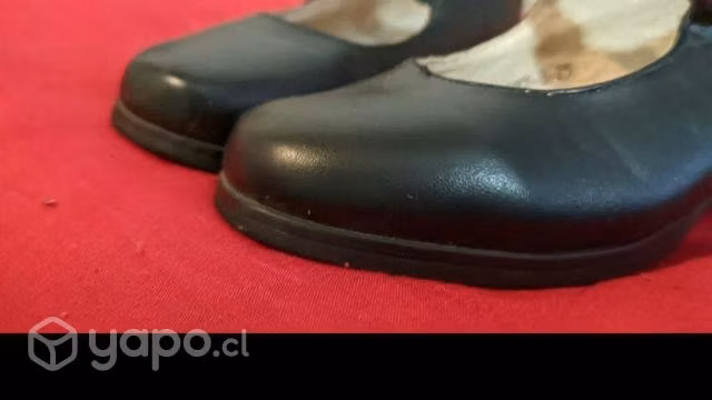 Zapatitos de huasita de cuero n° 25. Se usó 1 vez