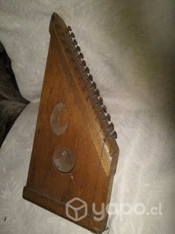 Antiguo instrumento de madera para adorno deco