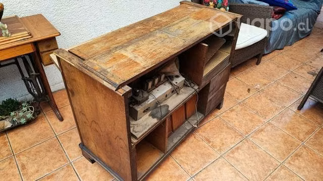 Mueble antiguo con tocadiscos