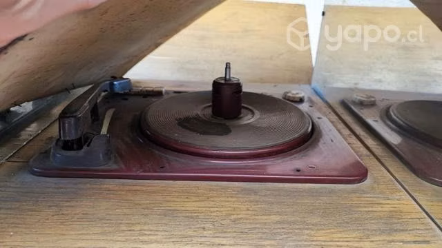 Mueble antiguo con tocadiscos