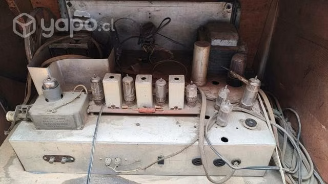 Mueble antiguo con tocadiscos