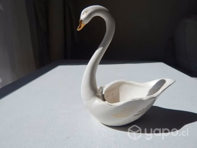 Joyero-anillero figura cisne, de loza