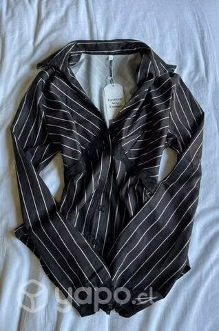 Blusa con lineas y detalles