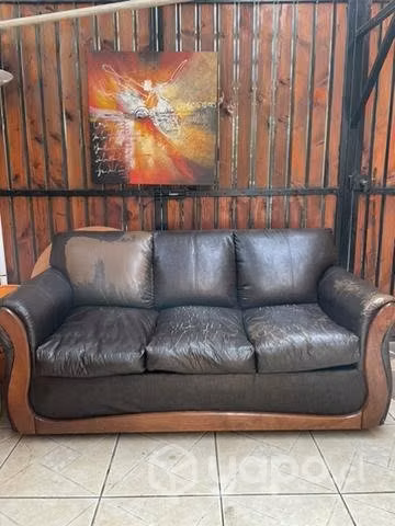 Sofa ecocuero, base sólida. Color café