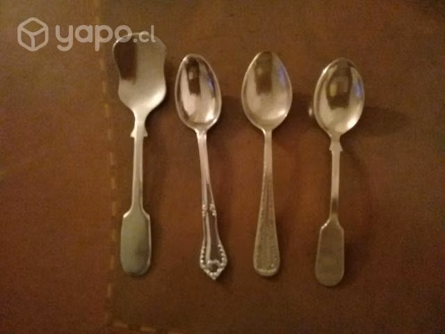 Tres cucharas de platex y una de alpaca