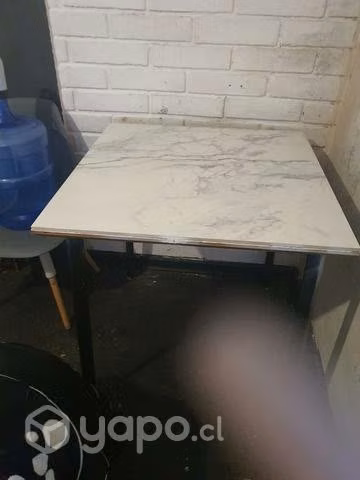 4 sillas nuevas y una mesa