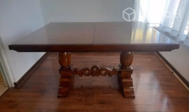 Comedor con 6 sillas.