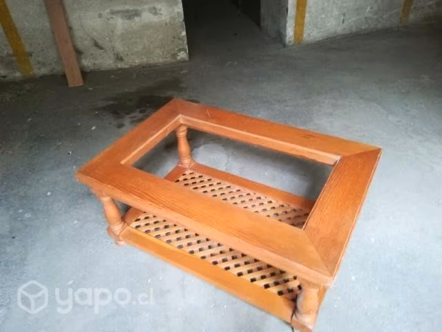 Mesa Centro Pino Americano, cubierta de vidrio.