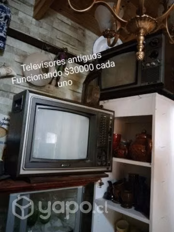 Par televisores antiguos funcionando