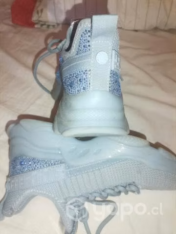 Zapatillas y jeans