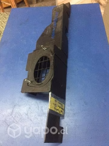Moldura derecha frontal radiador Mahindra Pick Up