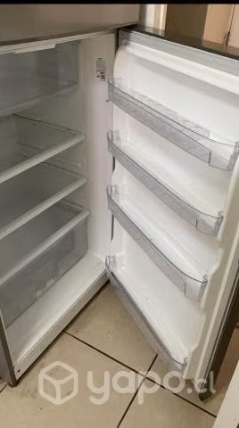 Camas, refrigerador y veladores