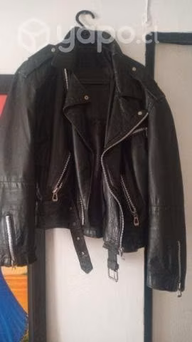 Chaqueta motoquera de cuero.
