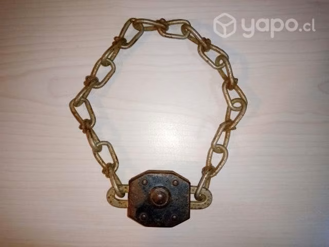 Candado antiguo con cadena, sin llave