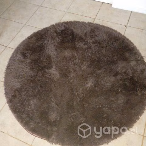mesa lateral y alfombra