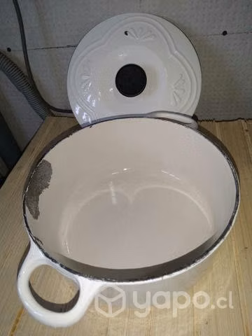 Antigua olla fierro enlozada con tapa,pesada vinta