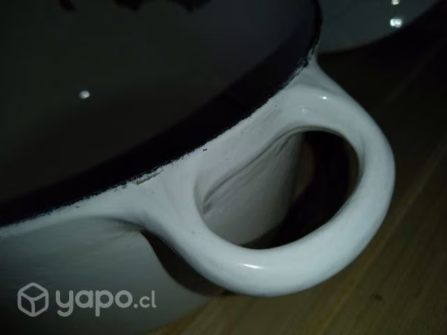 Antigua olla fierro enlozada con tapa,pesada vinta
