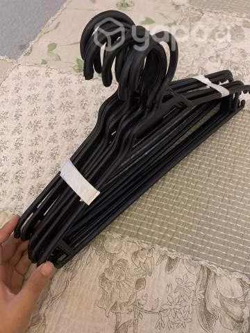 Colgadores negros 10 en 5.000