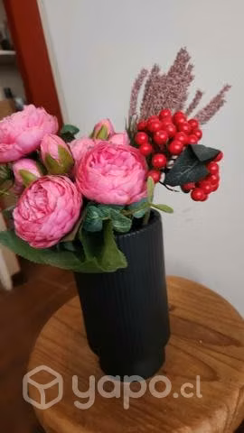 Florero negro cerámica con ramo artificial