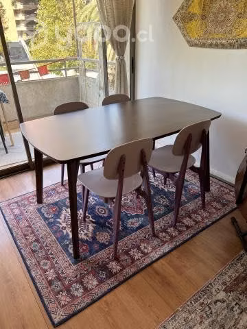 Mesa de comedor y juego de cuatro sillas