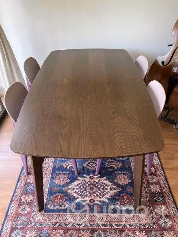 Mesa de comedor y juego de cuatro sillas