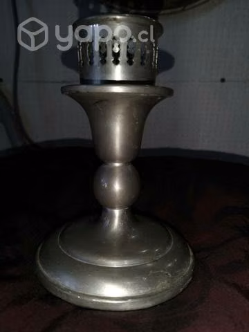 Antiguo candelabro vintage con diseño adorno