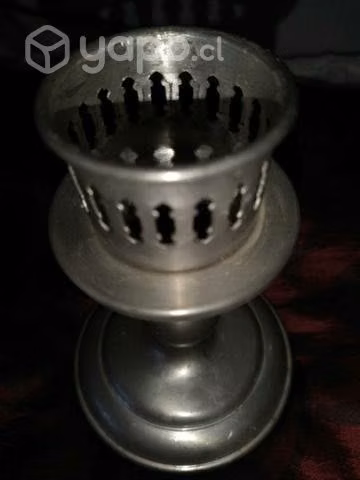 Antiguo candelabro vintage con diseño adorno