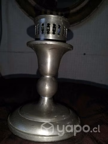 Antiguo candelabro vintage con diseño adorno