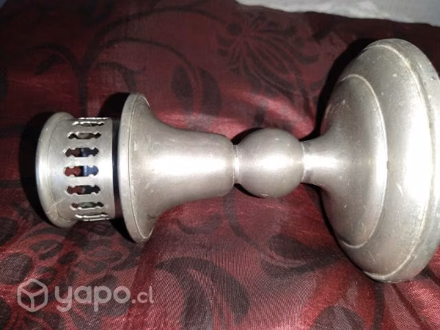Antiguo candelabro vintage con diseño adorno