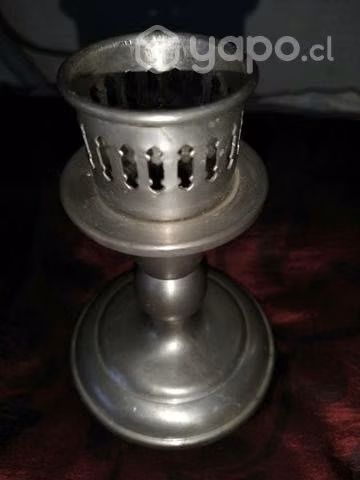 Antiguo candelabro vintage con diseño adorno