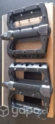 Pedales de Aluminio.