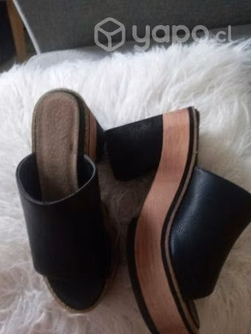 Hermosa sandalias cuero