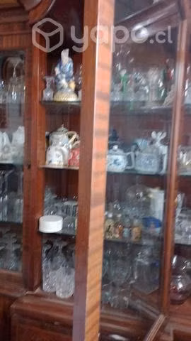 Vitrina antigua con vidrios biselados