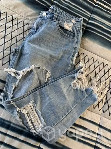 Jeans talla 42 horma chica, es más un 40