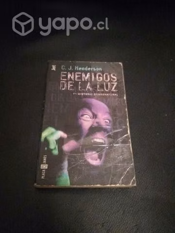 Libro terror Enemigos de la luz C.J. Henderson