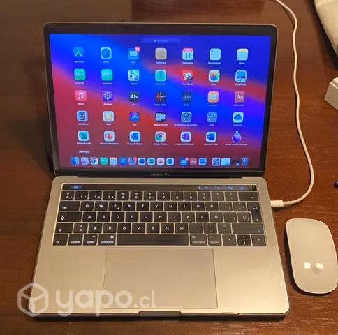 MacBook Pro touchbar 13 pulgadas con accesorios