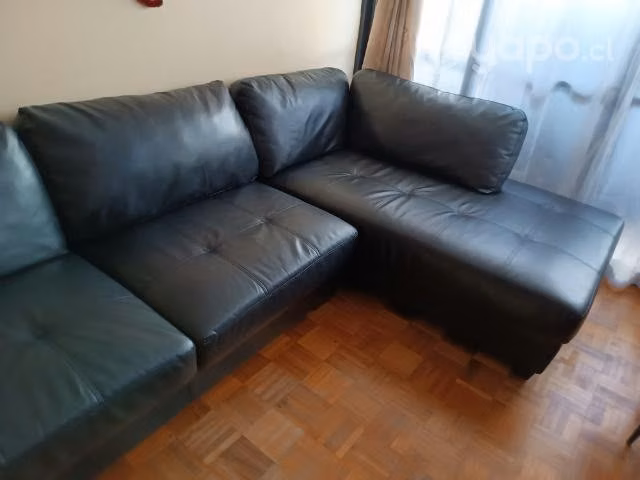 Sofá amplio sin detalles
