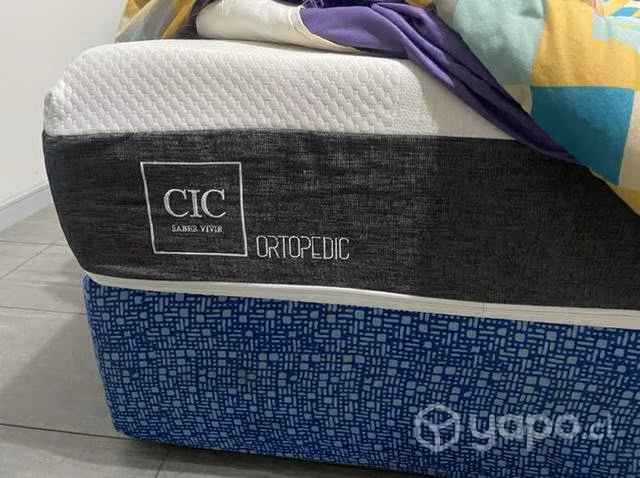 Cama 2 plazas con Colchon y Veladores