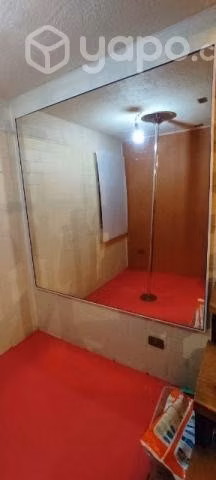 barra de pole, espejo y piso de goma