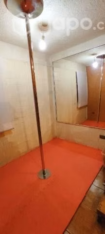barra de pole, espejo y piso de goma
