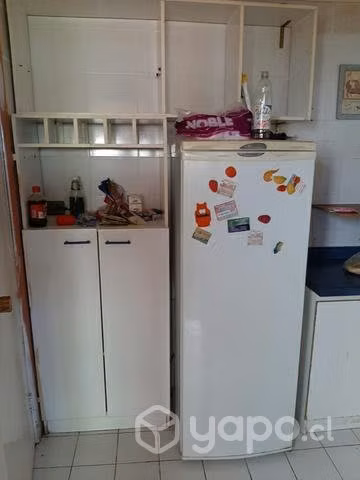 2 sillones unitarios, un refrigerador y 8 sillas