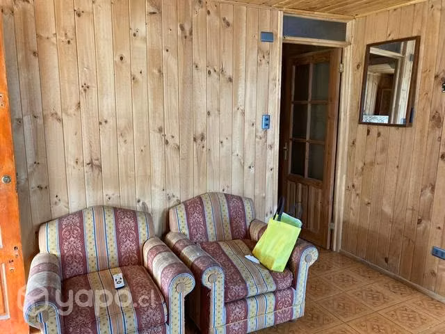 2 sillones unitarios, un refrigerador y 8 sillas